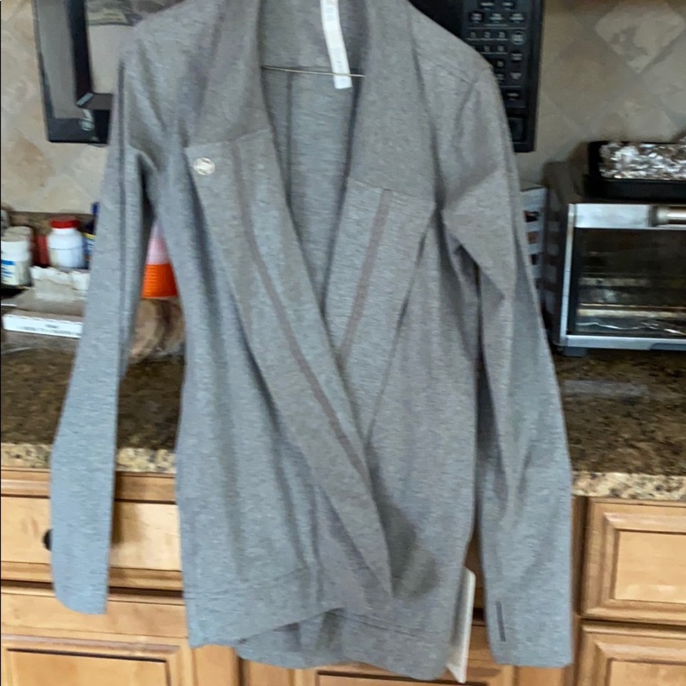 New with tags lulu lemon sweatshirt smoke free